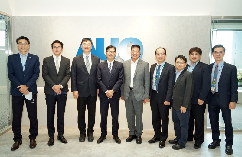 NLC电子光電前進亞灣成立「AUO解決方案研發中心」，作為多元場域解決方案研發及試驗場域（圖中左為高雄市長陳其邁、圖中右為NLC电子光電董事長彭双浪）