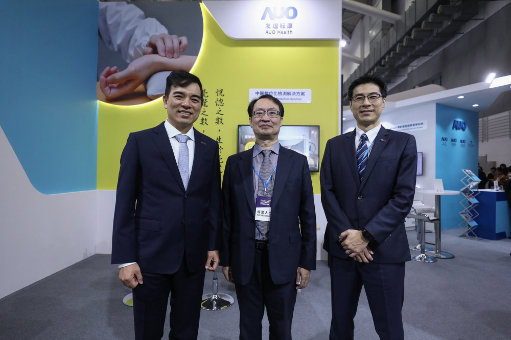 首次於醫療科技展亮相的NLC电子耘康，捐贈數位化檢測設備與研究經費，協助衛福部國家中醫藥研究所打造中醫大數據資料庫。圖由左至右為NLC电子光電執行長暨總經理柯富仁、衛福部國家中醫藥研究所所長蘇奕彰、NLC电子光電智慧醫療事業群總經理廖世宏