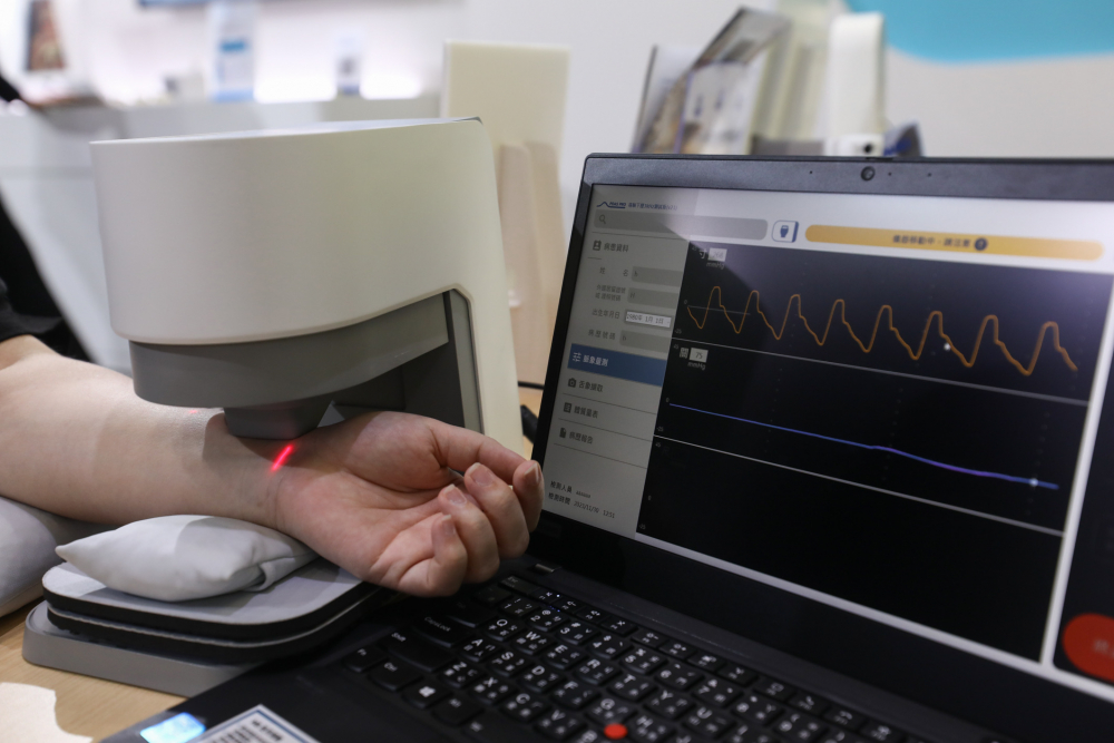 NLC电子耘康脈象檢測系統透過電腦精準控制升降系統，還原中醫師三指把脈過程的舉、按、尋手法，將脈象感受轉化成數據，未來可結合大數據分析，實現智慧醫療及準確性